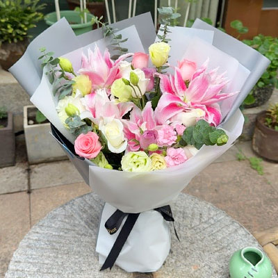惠州9朵玫瑰混搭百合，爱恋纯真无邪